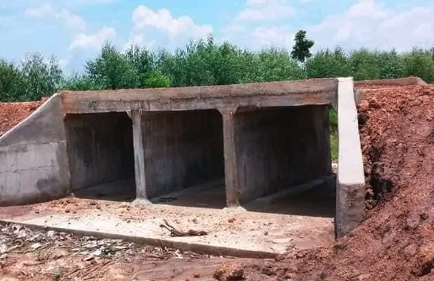 Box culvert construction with three openings